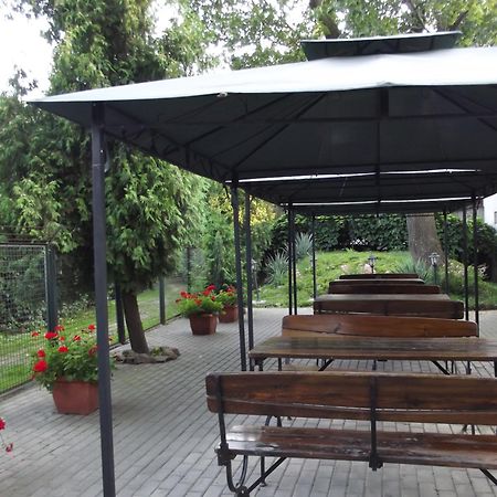 Dedek Park - Historyczny Dworek W Pieknym Parku Skaryszewskim Obok Stadionu Narodowego Варшава Ресторан фото