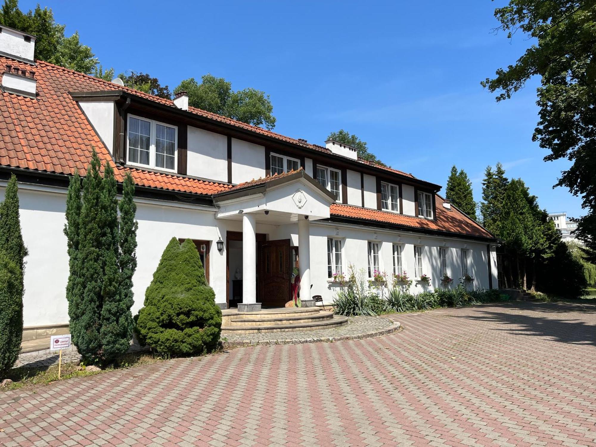 Dedek Park - Historyczny Dworek W Pieknym Parku Skaryszewskim Obok Stadionu Narodowego Варшава Экстерьер фото