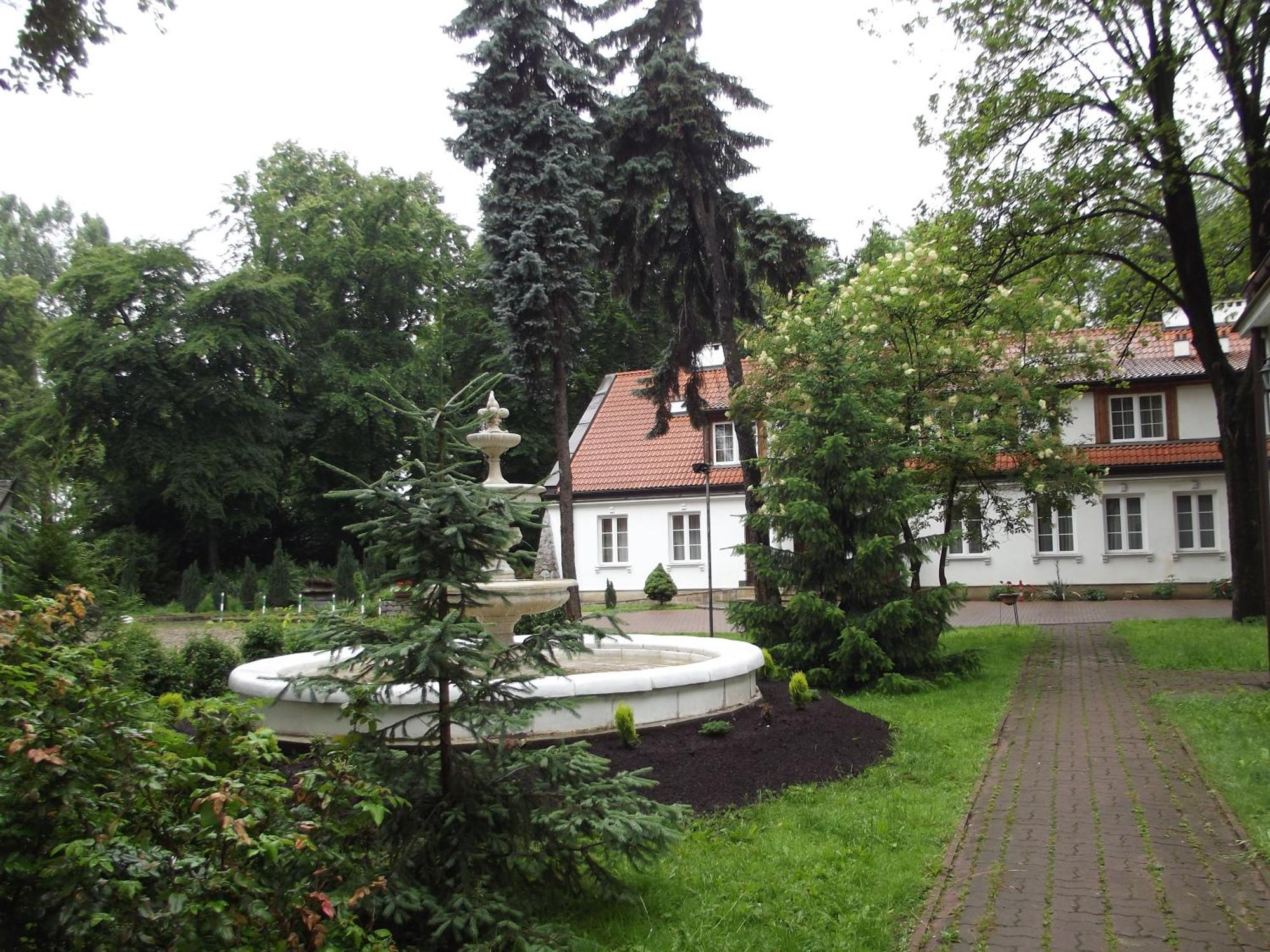 Dedek Park - Historyczny Dworek W Pieknym Parku Skaryszewskim Obok Stadionu Narodowego Варшава Экстерьер фото