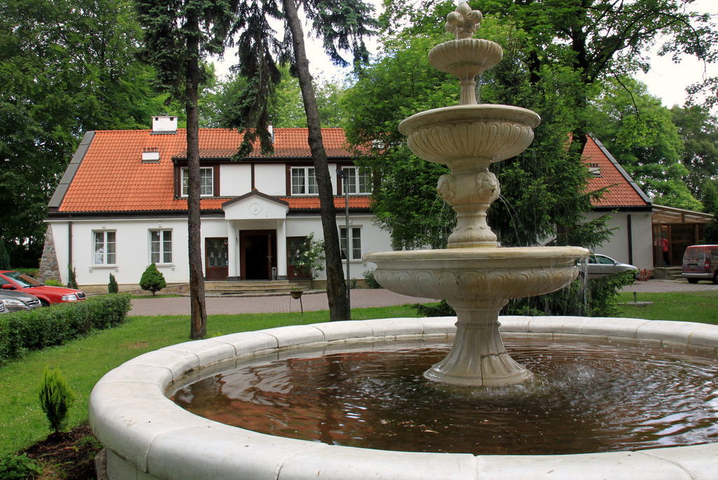 Dedek Park - Historyczny Dworek W Pieknym Parku Skaryszewskim Obok Stadionu Narodowego Варшава Экстерьер фото